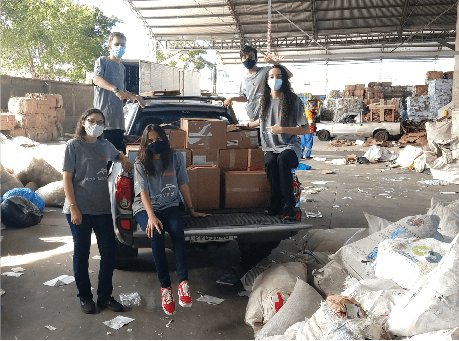 equipe mostrando sustentabilidade